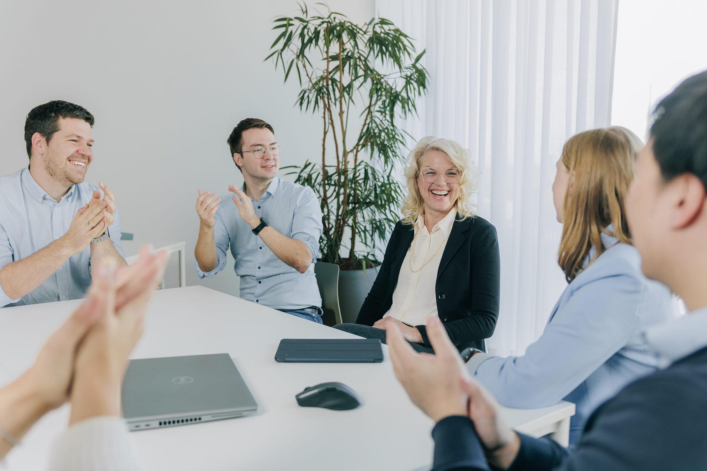 Teamspirit bei XEPTUM mit gemeinsamen Events, flachen Hierarchien und motiviertem Team für gemeinsames Wachstum