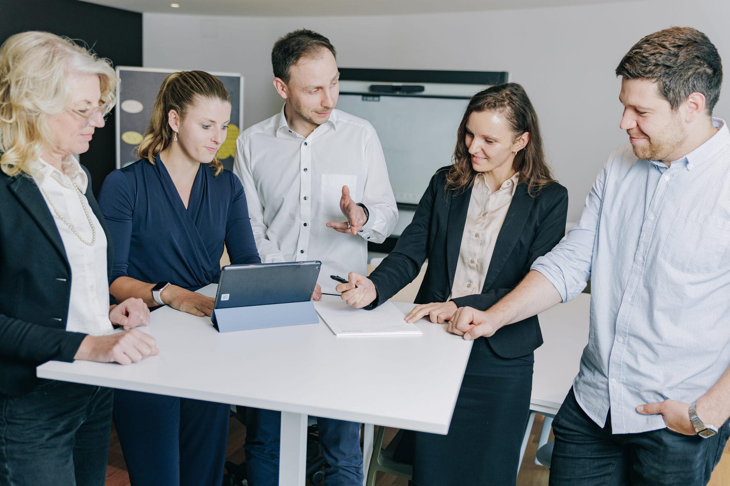 Wissensbasierte Entscheidungen durch die Verknüpfung von ERP-Daten, Unternehmenswissen und künstlicher Intelligenz.